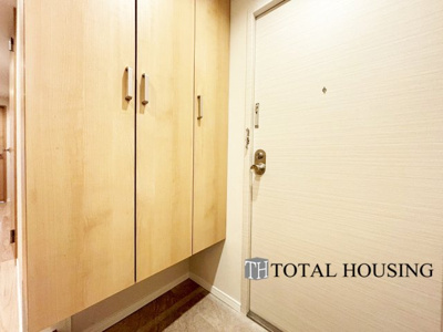 【玄関】 | シャンボール植物園第二 | 人を迎え入れる最初の場所だからこそ、清潔感と余裕のある玄関スペースです♪散らかりがちな玄関ですが、トールサイズの玄関収納を設けたのでいつでもスッキリとした場所を保てます。