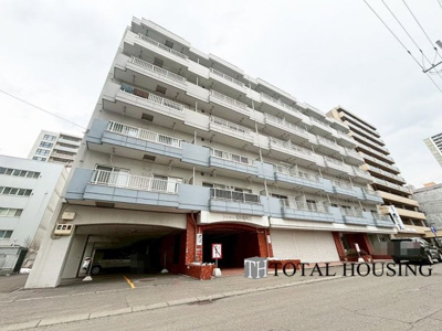 【外観】 | シャンボール植物園第二 | 周辺の穏やかな住宅街に溶け込みながらも、しっかりとした佇まいと落ち着いた色合いが安心感を与えるマンションです。