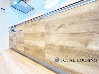 【キッチン】 | シャンボール植物園第二 | LDKを広く使え、料理に集中することができる壁付けタイプのキッチンです。上下に収納が設けられ、調理用品や食器類をすっきりと収納できます◎