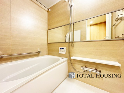 【浴室】 | シャンボール植物園第二 | 限られた空間を広く見せるワイドミラーを採用したバスルーム。毎日の疲れを癒やすバスタイムを。浴室換気乾燥暖房機付きで浴室内干しも可能！