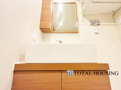 【独立洗面台】 | シャンボール植物園第二 | スッキリとした見た目の洗面化粧台。嵩張る小物類の収納は勿論、日用品の買い置きもしっかりと収納出来ます！