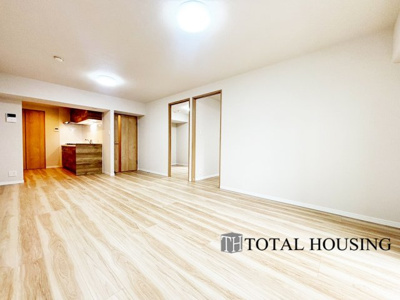 【居間・リビング】 | シャンボール植物園第二 | 柔らかな色合いのフローリングと清潔感の溢れるクロスが明るい空間を創り出しているリビングダイニング。憩いの場に相応しく、ここで楽しむ家族の時間が絆をより深めてくれそうです。