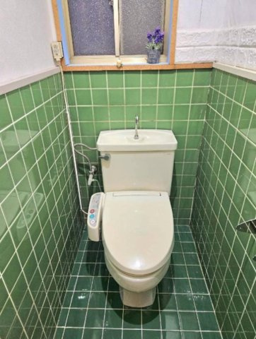 灘区篠原台のトイレ|窓があるトイレは、明るく換気も安心