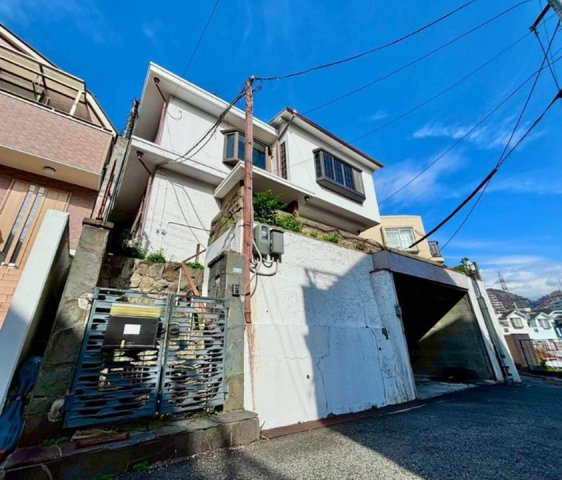 灘区篠原台の前面道路含む現地写真|シャッター付き車庫