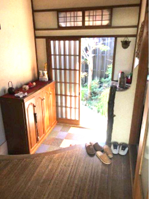 名倉町4丁目　中古戸建の玄関|散らかりがちな玄関もスッキリの玄関収納付