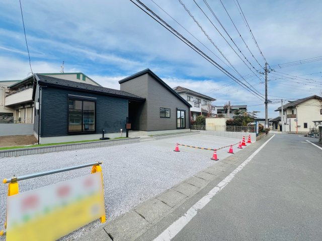 高崎市八幡町の前面道路含む現地写真|閑静な住宅地で駐車も楽々♪