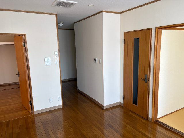 笠岡市美の浜の賃貸マンションの居間・リビング