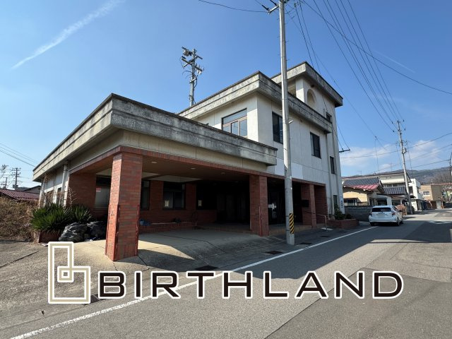 想定年間賃料　300万　想定利回り　14.2％　鉄筋コンクリート造