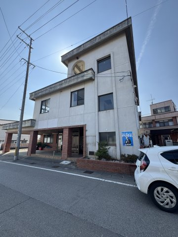 想定年間賃料　300万　想定利回り　14.2％　鉄筋コンクリート造の外観