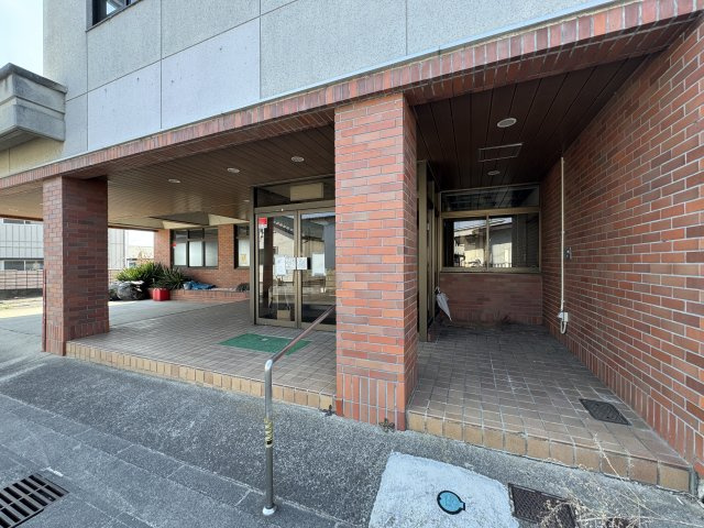 想定年間賃料　300万　想定利回り　14.2％　鉄筋コンクリート造のエントランス