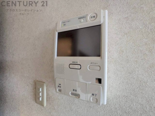 訪問者が来たときにテレビ画面で確認できるため、安心してドアを開けられます。録画機能があるものもあり、留守中に来訪者を記録しておくことができます。利便性が高く、セキュリティ面でも安心です。