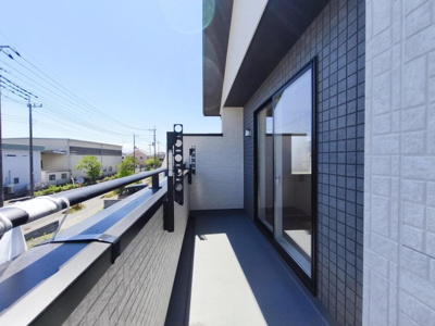 【バルコニー】 | Blooming Garden羽生市南羽生1丁目 | 南向きのバルコニーは日当たり風当たりがとてもいいです。
洗濯物も良く乾きますね。

