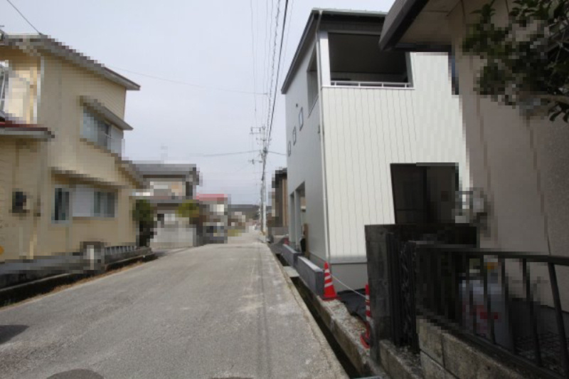 南国市里改田　新築戸建【2階リビング】の前面道路含む現地写真
