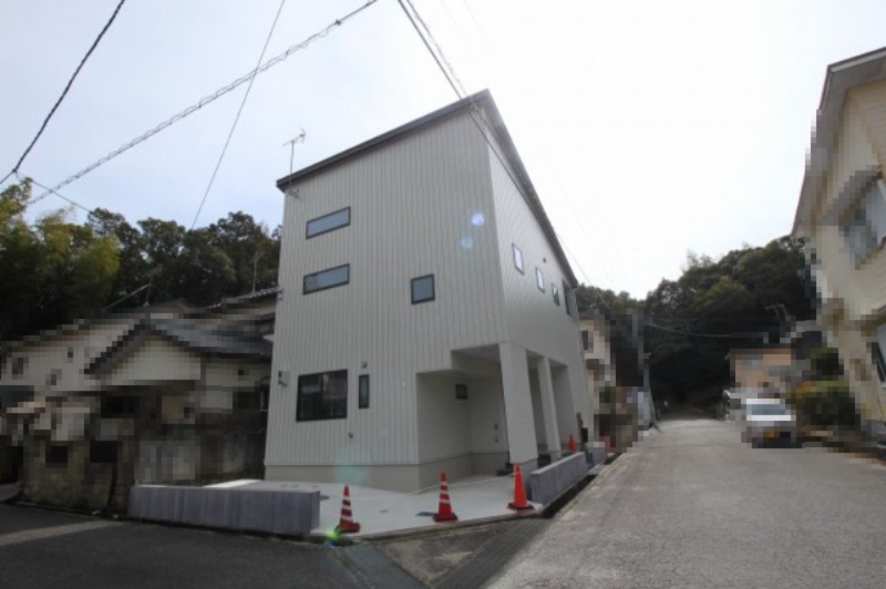 南国市里改田　新築戸建【2階リビング】の前面道路含む現地写真