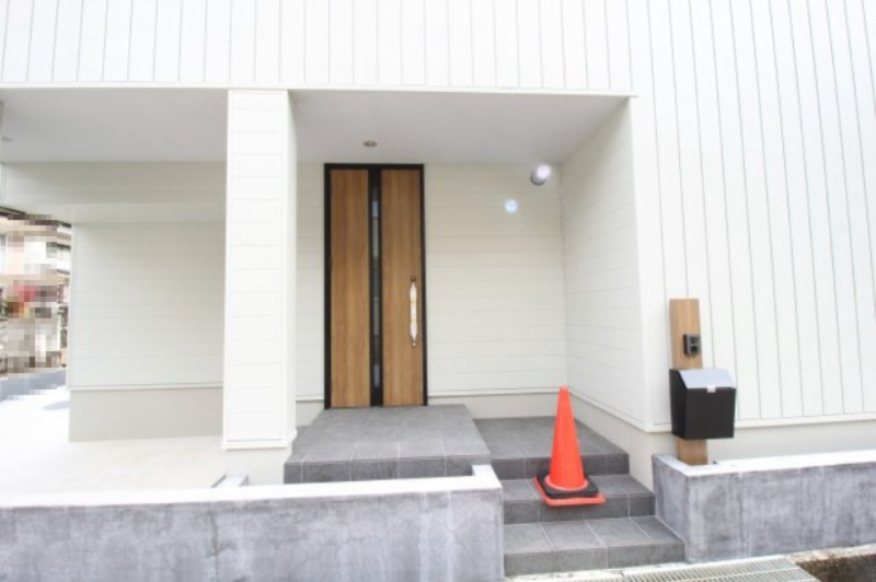 南国市里改田　新築戸建【2階リビング】の玄関