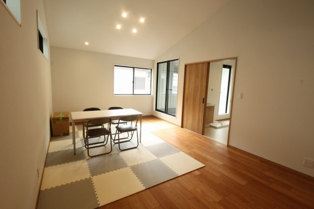 南国市里改田　新築戸建【2階リビング】の居間・リビング|２階　ＬＤＫ　18.0帖