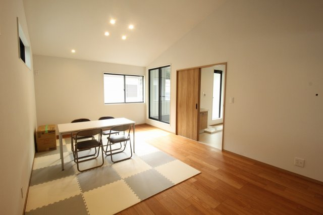 南国市里改田　新築戸建【2階リビング】の居間・リビング|２階　ＬＤＫ　18.0帖