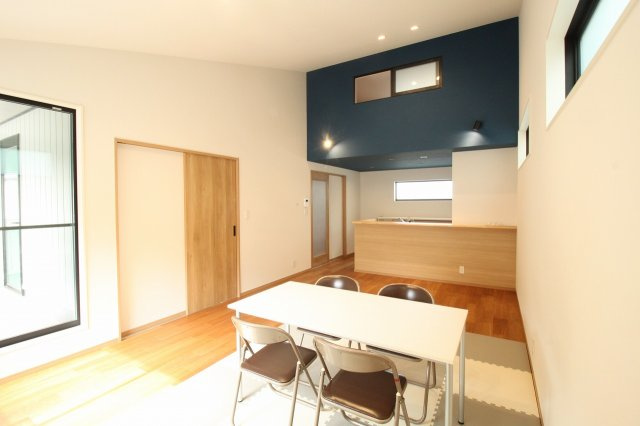 南国市里改田　新築戸建【2階リビング】の居間・リビング|２階　ＬＤＫ　18.0帖