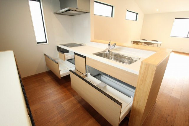 南国市里改田　新築戸建【2階リビング】のキッチン|収納