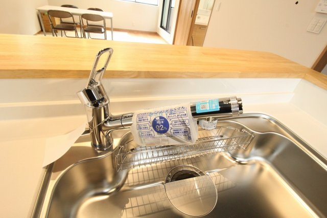 南国市里改田　新築戸建【2階リビング】のキッチン|浄水器