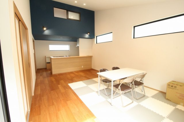 南国市里改田　新築戸建【2階リビング】の居間・リビング|２階　ＬＤＫ　18.0帖