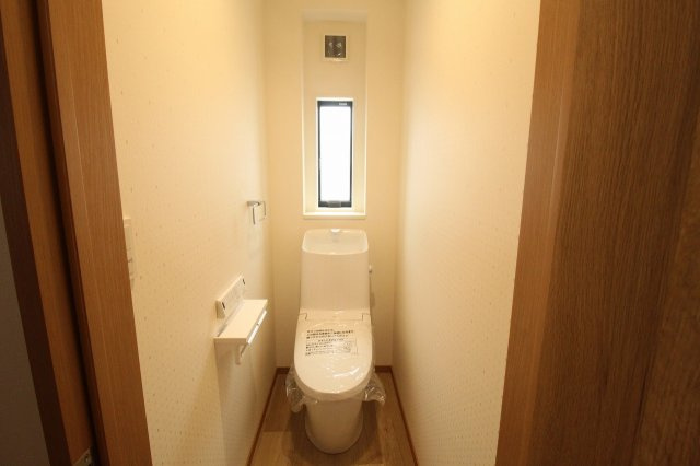 南国市里改田　新築戸建【2階リビング】のトイレ|１階　温水洗浄便座