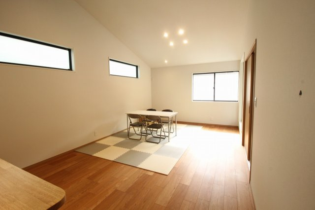 南国市里改田　新築戸建【2階リビング】の居間・リビング|２階　ＬＤＫ　18.0帖