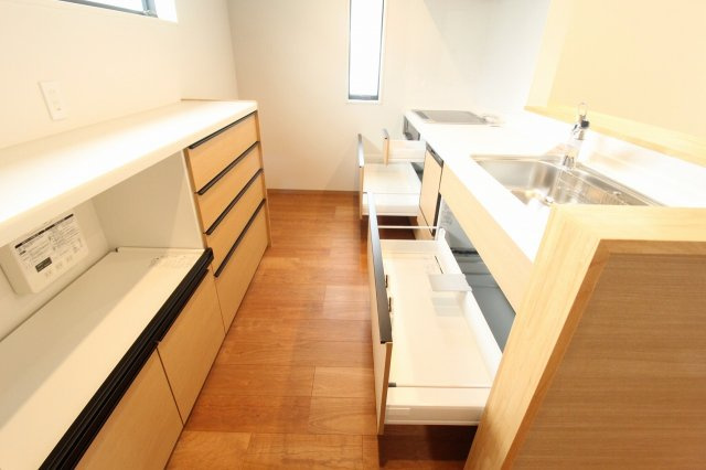 南国市里改田　新築戸建【2階リビング】のキッチン|収納