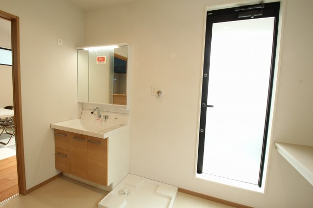 南国市里改田　新築戸建【2階リビング】の独立洗面台|２階　シャワー付き洗面化粧台