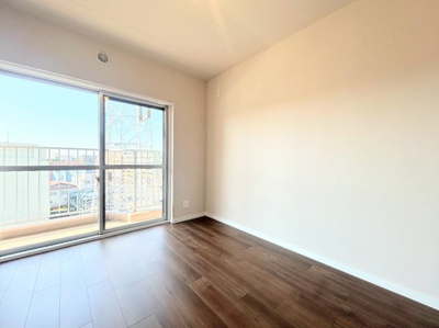 【洋室】 | 藤和綱島コープ2号棟 | ◆室内はいつも明るい印象なので気持ちの良い朝を迎えられます。各部屋にはクローゼットを完備しており、収納が多いお家はすっきりして快適空間です。