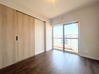 【洋室】 | 藤和綱島コープ2号棟 | ◆柔らかい陽光が差し込む明るいお部屋を演出する設計。彩光の取れる窓が気持ちの良いお部屋を創り上げます。