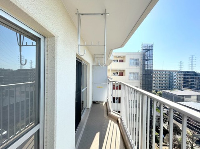 【バルコニー】 | 藤和綱島コープ2号棟 | ◆気持ちのいい空が見渡せる広いバルコニー。爽やかな風を感じて、心躍る素敵な暮らしがはじまります。通風・採光にも優れ、心地よい光と風があふれています。