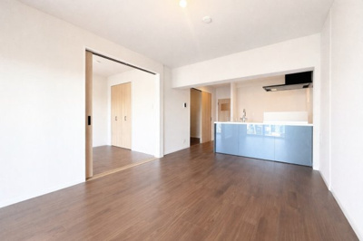 【居間・リビング】 | 藤和綱島コープ2号棟 | ◆一家だんらんのスペースとなるＬＤＫ。窓から明るい光が差し込み、思わず家族の会話も弾む快適な空間。