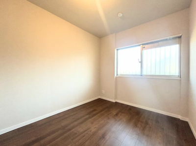 【洋室】 | 藤和綱島コープ2号棟 | ◆柔らかい陽光が差し込む明るいお部屋を演出する設計。彩光の取れる窓が気持ちの良いお部屋を創り上げます。