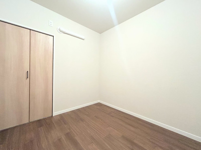 【洋室】 | 藤和綱島コープ2号棟 | ◆感性を育むプライベートルームはシンプルでスマートな空間。好みの空間で読書をしたり、音楽を聞いたりと一人の時間も充実したものにできます。

