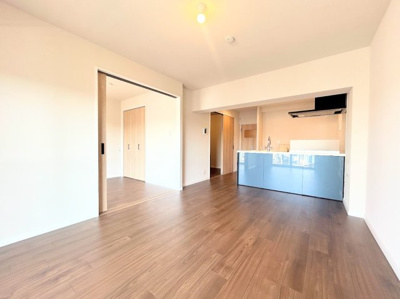 【居間・リビング】 | 藤和綱島コープ2号棟 | ◆家族で食卓を囲むダイニングスペースと、ソファでゆったりくつろぐリビングスペースがしっかり区切られているので家具の配置や用途を使いわけしやすいです。