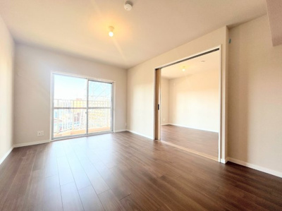 【居間・リビング】 | 藤和綱島コープ2号棟 | ◆一家だんらんのスペースとなるＬＤＫ。窓から明るい光が差し込み、思わず家族の会話も弾む快適な空間。