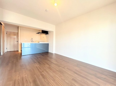 【居間・リビング】 | 藤和綱島コープ2号棟 | ◆家族で食卓を囲むダイニングスペースと、ソファでゆったりくつろぐリビングスペースがしっかり区切られているので家具の配置や用途を使いわけしやすいです。