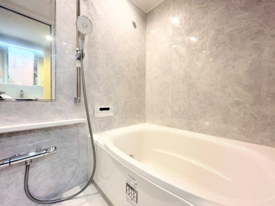 【浴室】 | 藤和綱島コープ2号棟 | ◆モダンデザインの空間が気持ちよさを高めてくれるバスルーム。すっきりとした清潔感の中に都会的なセンスが感じられ、心身をリフレッシュできる寛ぎを深めてくれるスペースです。