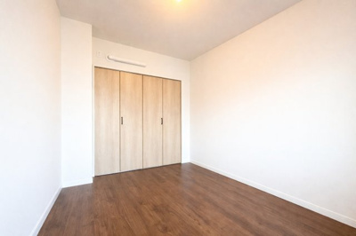 【洋室】 | 藤和綱島コープ2号棟 | ◆柔らかい陽光が差し込む明るいお部屋を演出する設計。彩光の取れる窓が気持ちの良いお部屋を創り上げます。