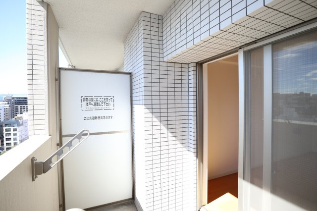 アレクサスイル・ビアンコ　8階のバルコニー|別号室のものです。現状優先となります。
