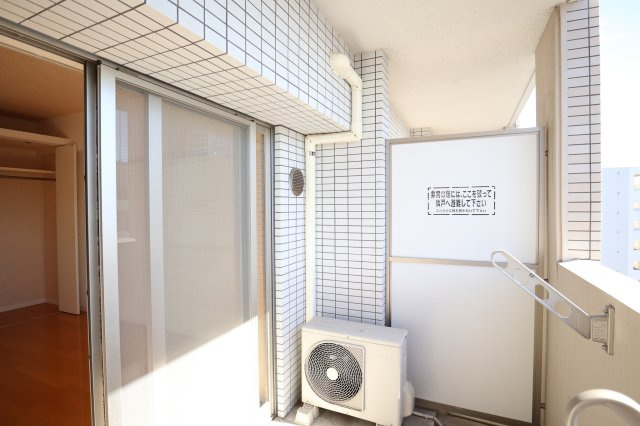 アレクサスイル・ビアンコ　8階のバルコニー|別号室のものです。現状優先となります。