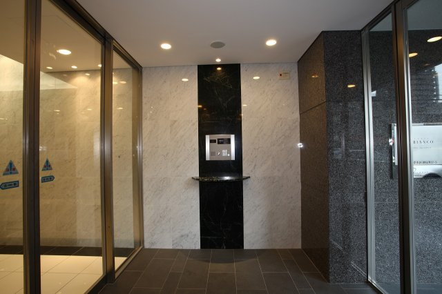 アレクサスイル・ビアンコ　8階のエントランス