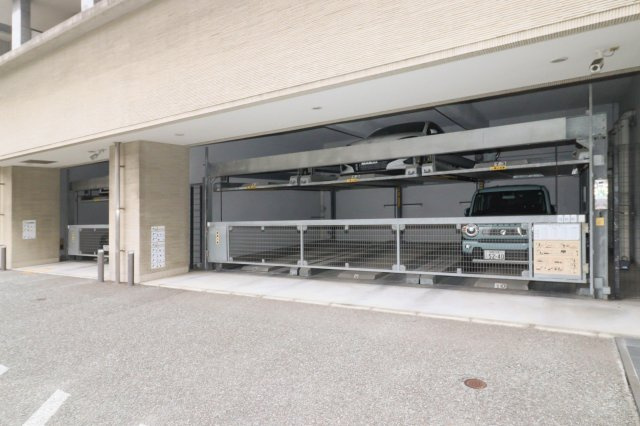 アレクサスイル・ビアンコ　8階の駐車場