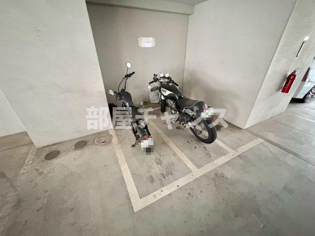 フォレシティ新栄の駐車場