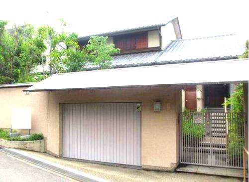 西宮市新甲陽町　中古戸建の前面道路含む現地写真|盗難の被害や雨や風などから愛車を守れます