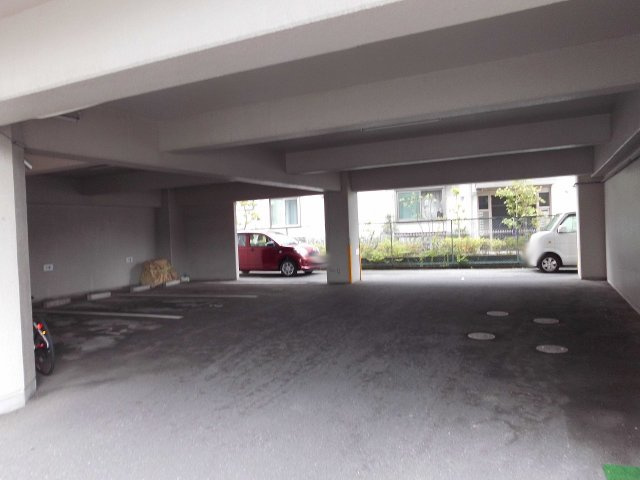 ブランベール大久保の駐車場