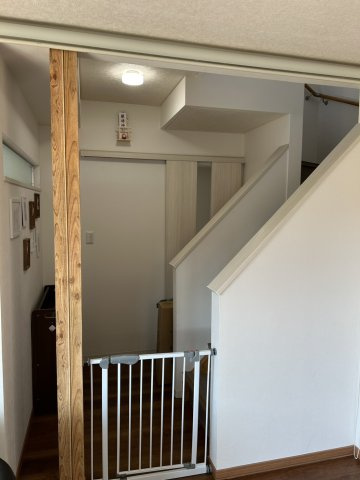 河畔4丁目　中古住宅の居間・リビング|リビング階段仕様