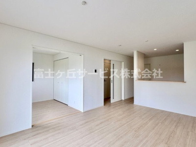 【居間・リビング】 | 浜松市中央区豊町 2期 新築一戸建て 2号棟 | ＬＤＫです