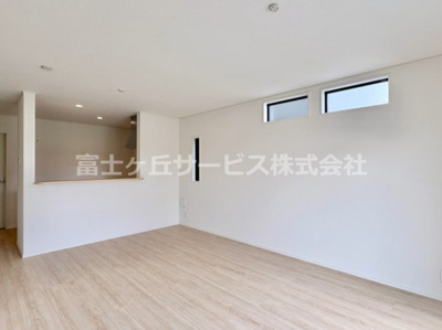 【その他】 | 浜松市中央区豊町 2期 新築一戸建て 2号棟 | 使いやすい居間です